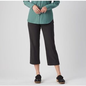 NWOT Duluth Nine to Fine Synthetic Pull-On Capris. Black medium
